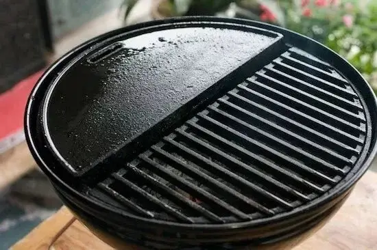 Thick, seasoned cast iron cooking grates.